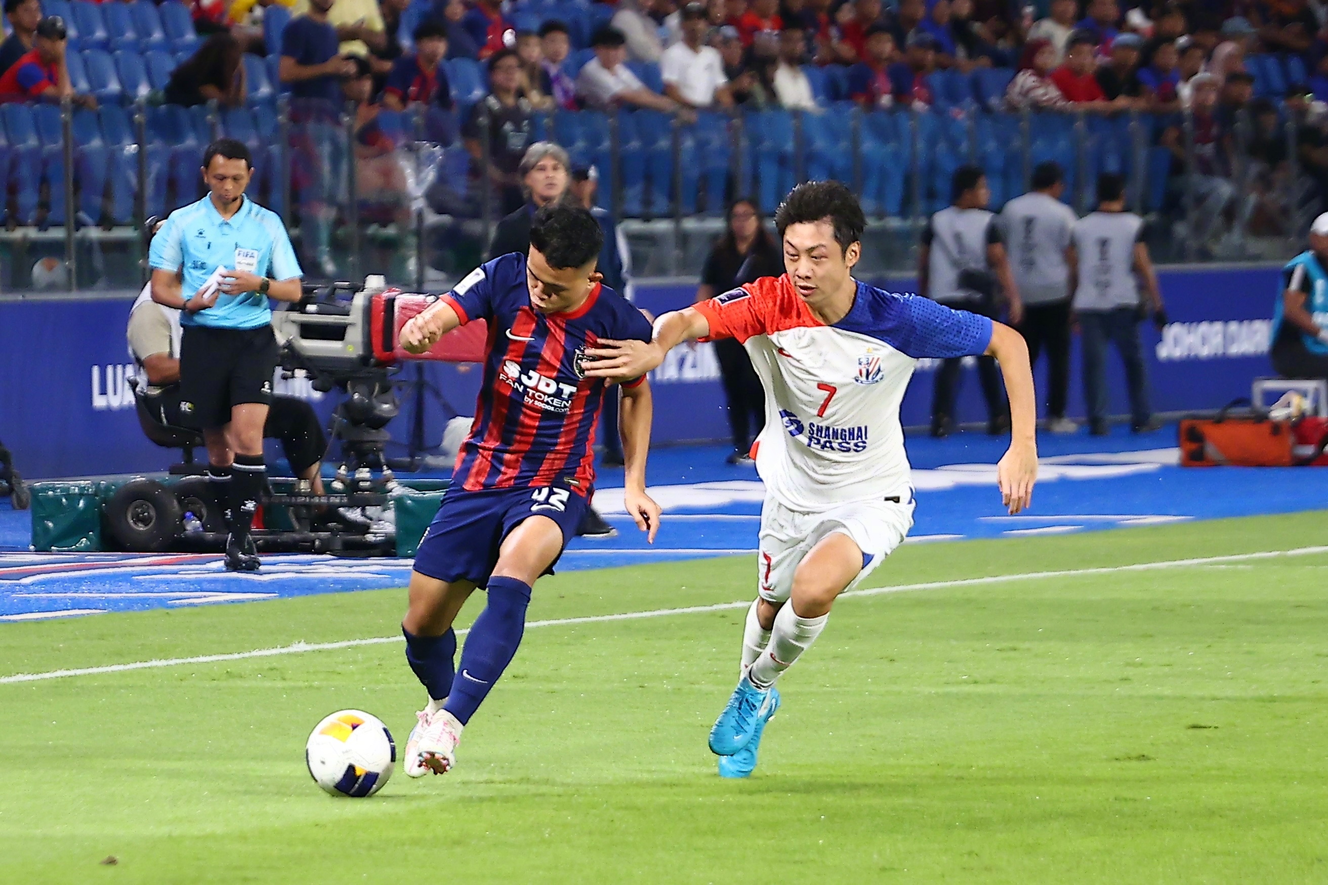 关于精彩纷呈的比赛充满悬念球员投入热情的信息 关于精彩纷呈的比赛充满悬念球员投入热情的信息