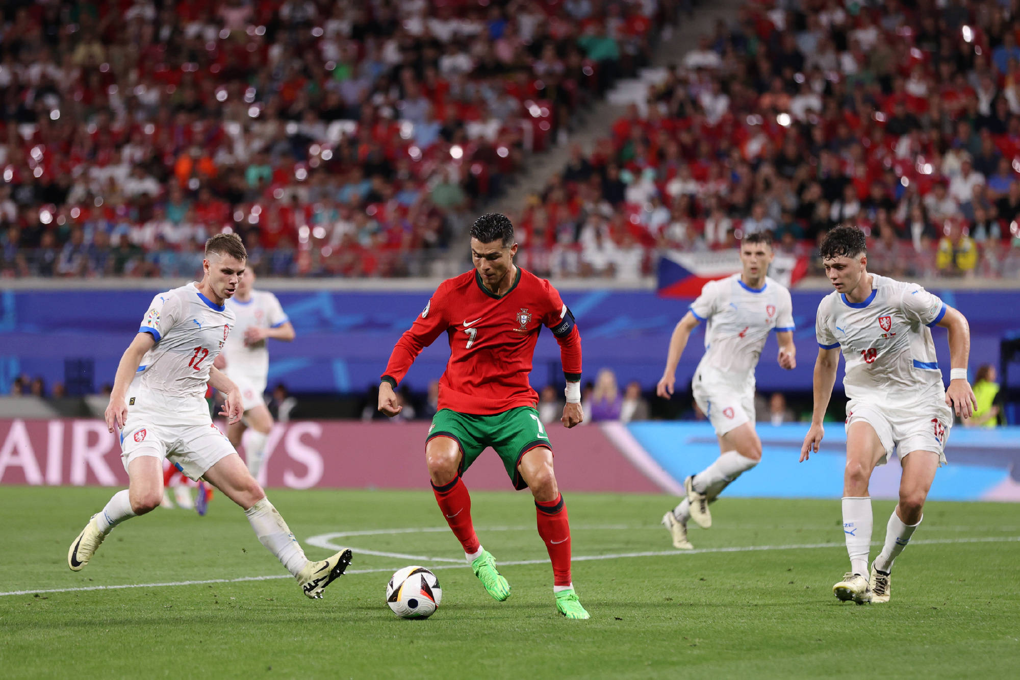 包含葡萄牙被绝杀！C罗心情低落难以自拔的词条