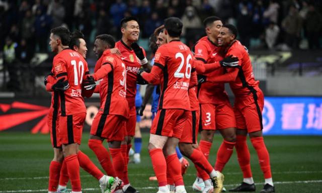 众多球队争夺胜利,比赛激烈异常 众多球队争夺胜利,比赛激烈异常