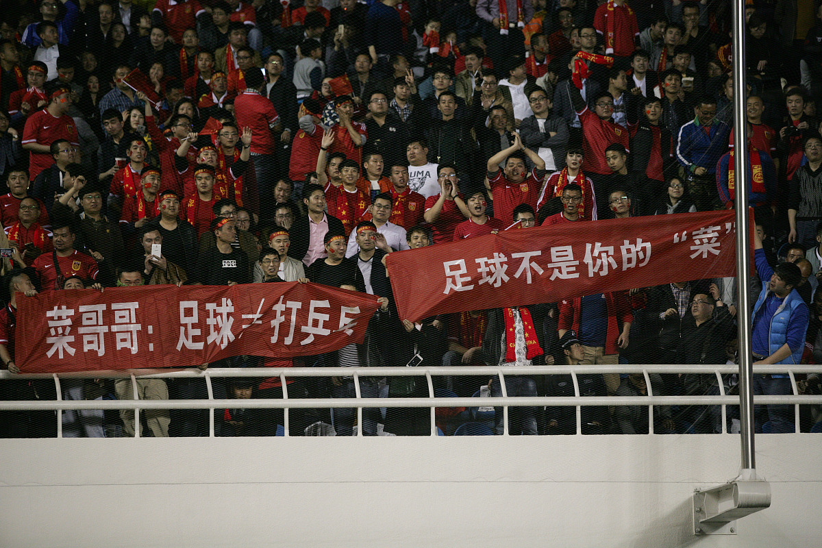 众多球队争夺胜利,比赛激烈异常 众多球队争夺胜利,比赛激烈异常