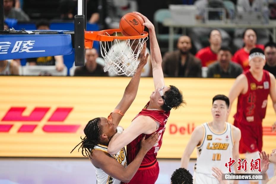 广厦男篮主场胜出,领先对手并列积分榜第三 广厦男篮主场胜出,领先对手并列积分榜第三