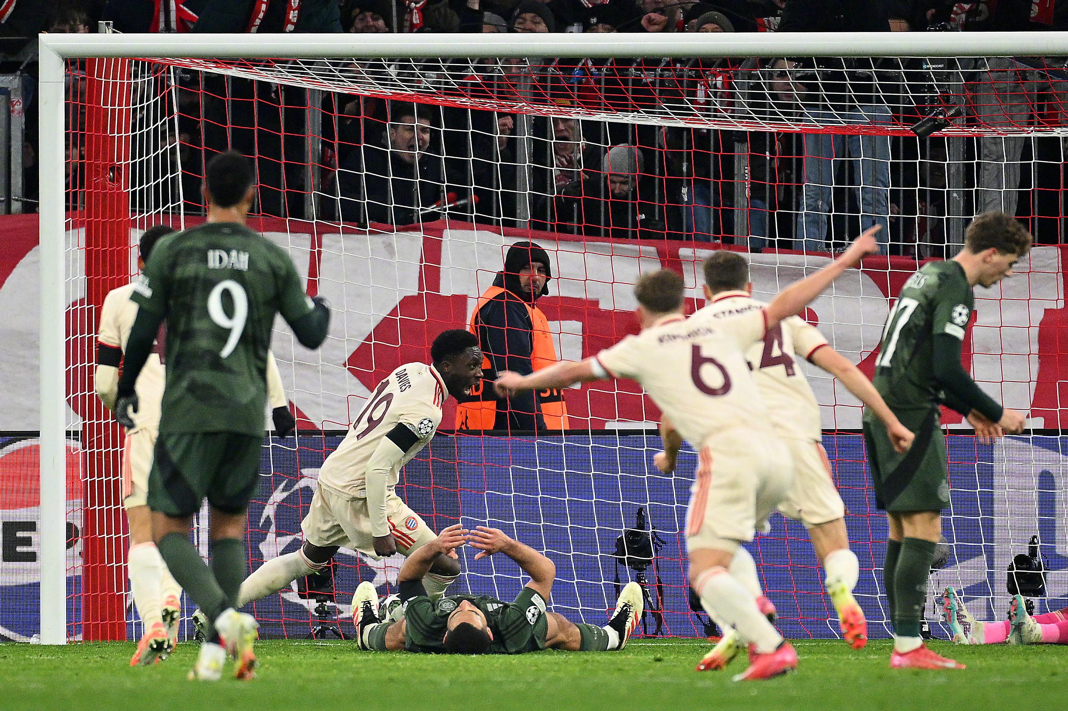 拜仁横扫波尔图，轻松杀入欧冠淘汰赛