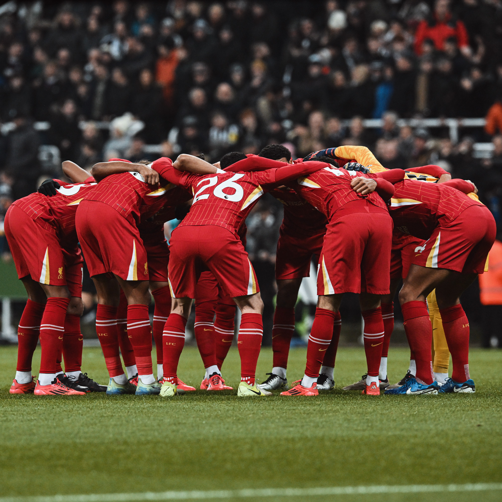 热门足球比赛大幕拉开,悬念迭起 热门足球比赛大幕拉开,悬念迭起