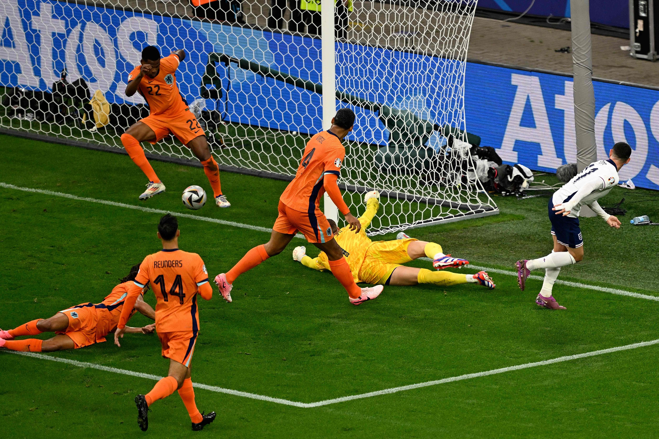 包含欧洲国家队争夺胜利,赛场上演绝美战役的词条 包含欧洲国家队争夺胜利,赛场上演绝美战役的词条