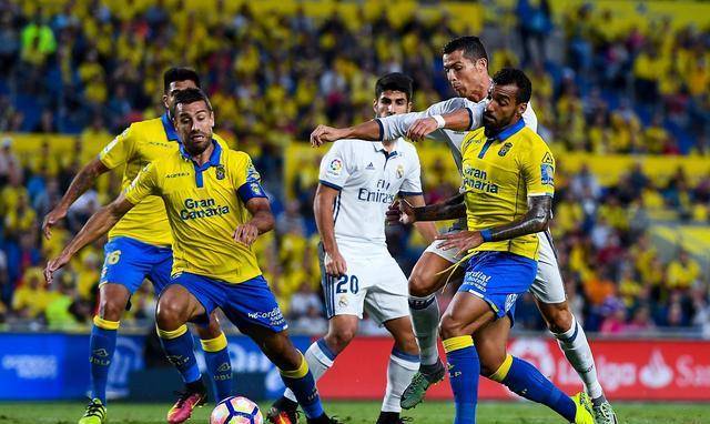 关于斯帕尔加门将神勇扑救，帮助球队保持不败的信息