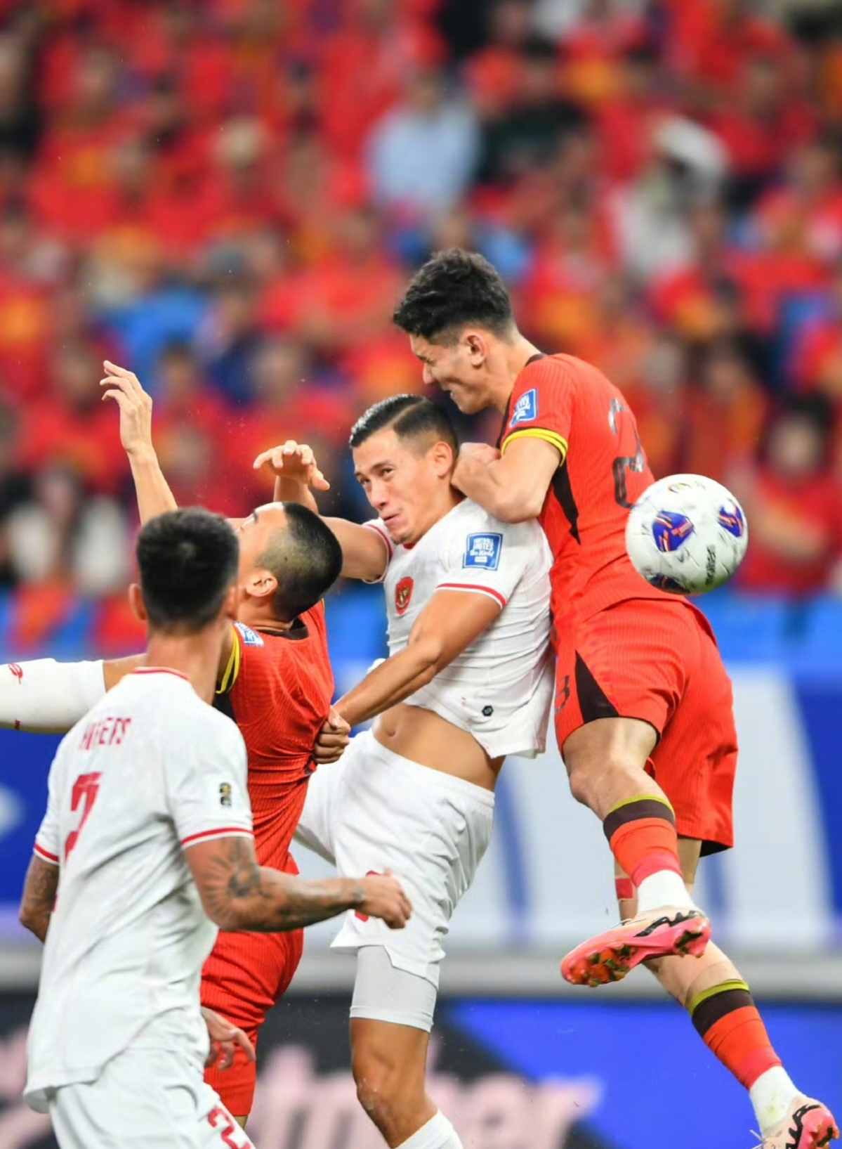 对手拼杀,欧预赛赛场硝烟弥漫,观众燃情 对手拼杀,欧预赛赛场硝烟弥漫,观众燃情