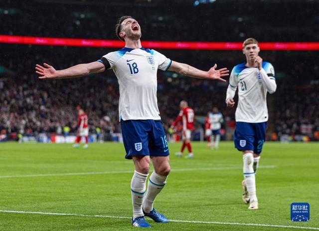 对手拼杀,欧预赛赛场硝烟弥漫,观众燃情 对手拼杀,欧预赛赛场硝烟弥漫,观众燃情