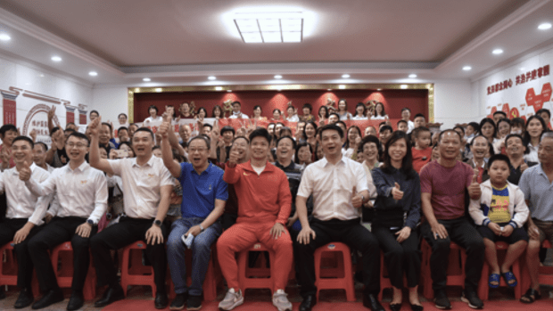 队内球员赛场之外香火大旺，积极担当社会责任的简单介绍