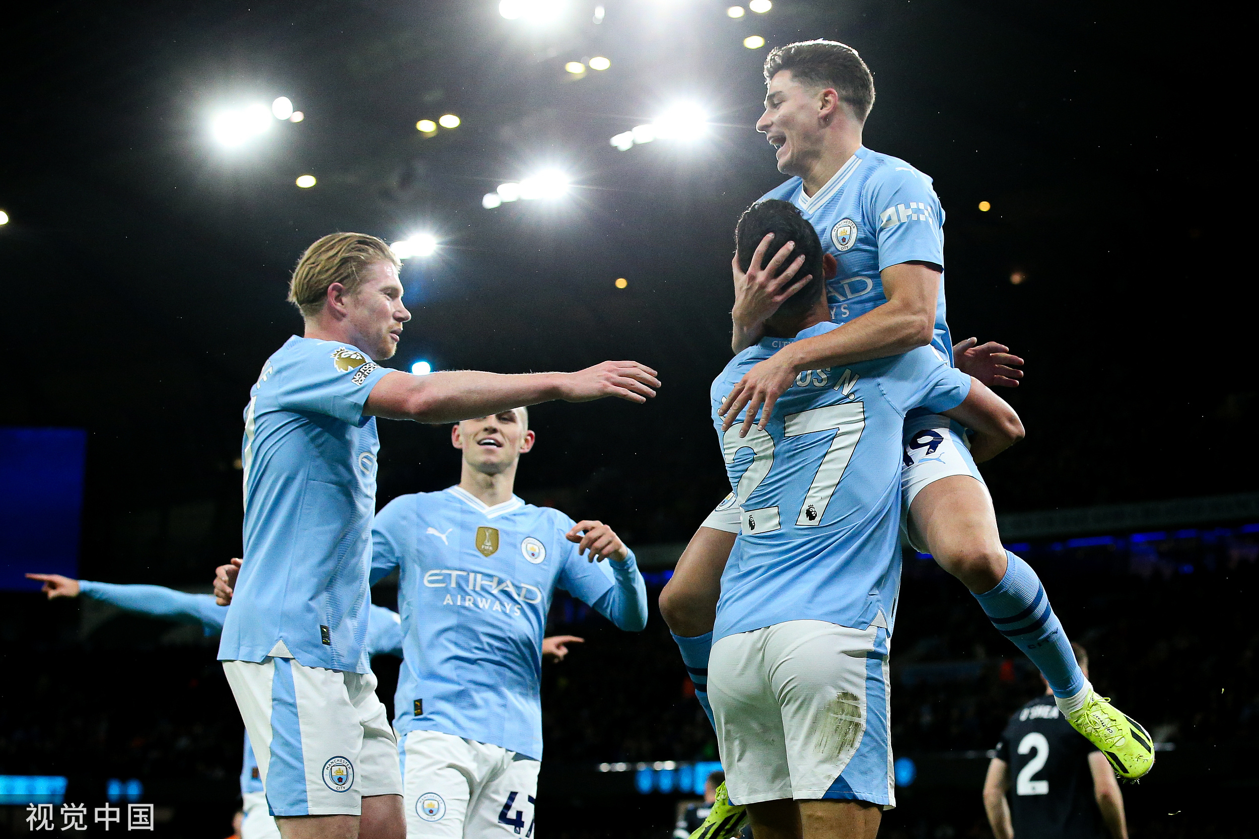 曼城全队合作,轻松战胜莱斯特城,继续领跑英超 曼城全队合作,轻松战胜莱斯特城,继续领跑英超