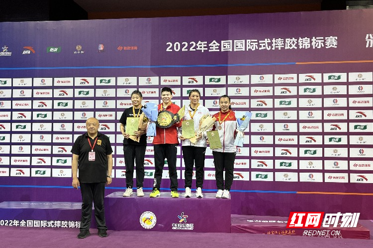 巴西运动员斩获摔跤比赛金牌 巴西运动员斩获摔跤比赛金牌