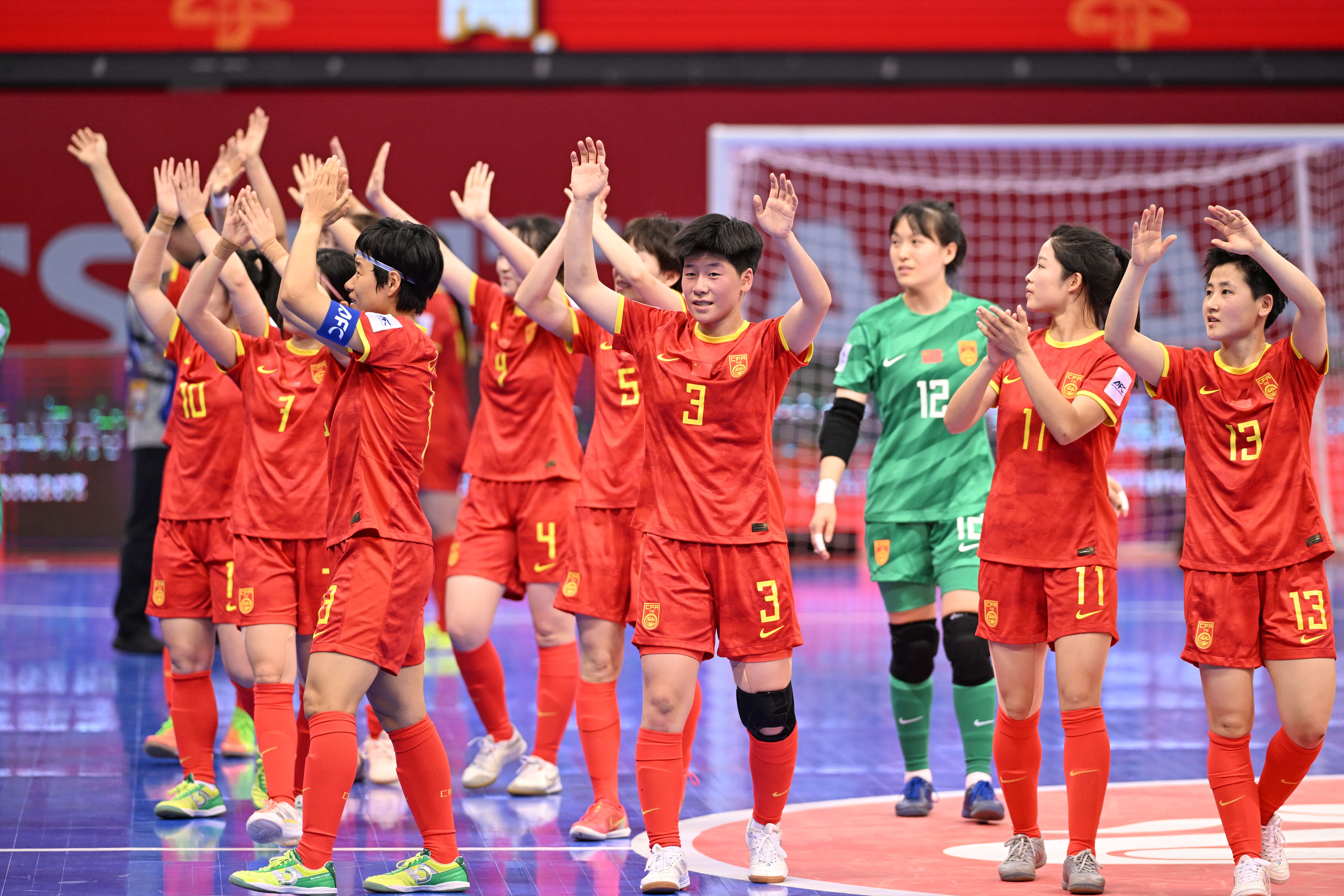 女子足球比赛中,中国队队员们表现出强烈斗志 女子足球比赛中,中国队队员们表现出强烈斗志