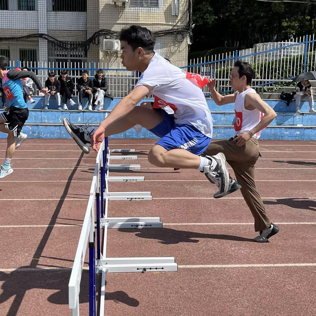 场上对决如火如荼,运动员们展现青春风采 场上对决如火如荼,运动员们展现青春风采