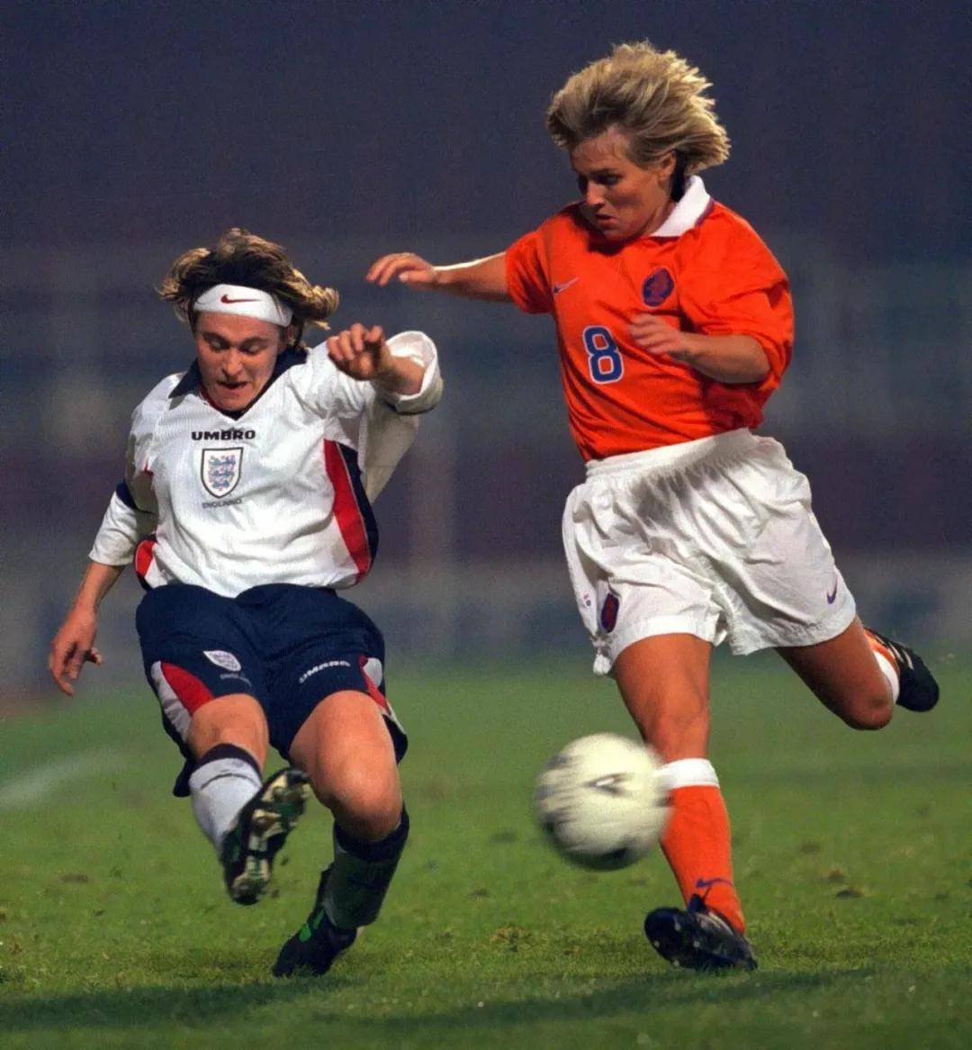 英格兰壮举取胜,球员表现稳定争夺冠军的简单介绍 英格兰壮举取胜,球员表现稳定争夺冠军的简单介绍