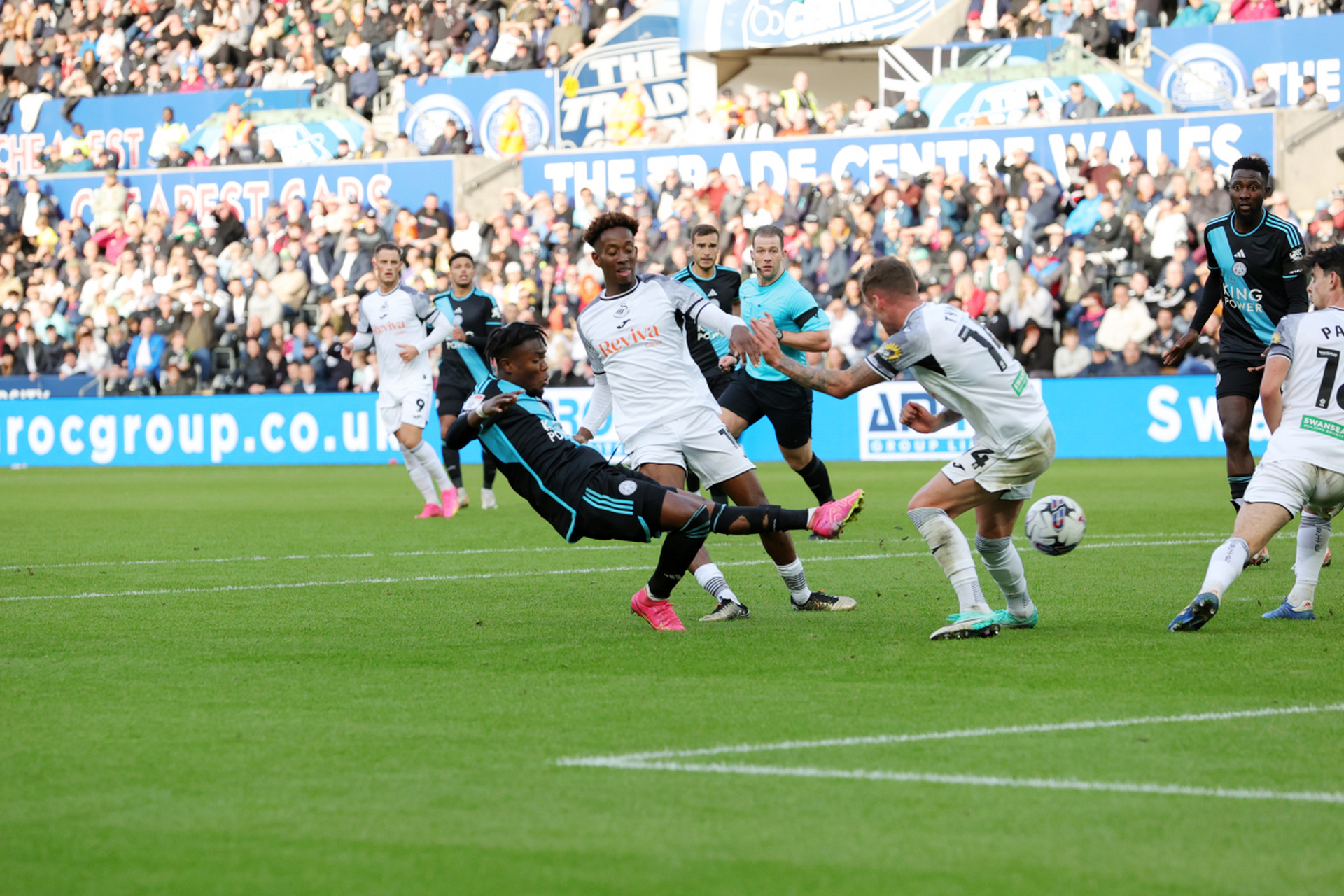 莱切斯特城惊险获胜,继续向积分榜前列挺进 莱切斯特城惊险获胜,继续向积分榜前列挺进