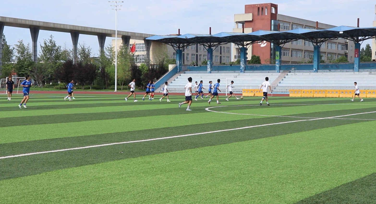 力挽狂澜,国内足球比赛现场激情迸发 力挽狂澜,国内足球比赛现场激情迸发