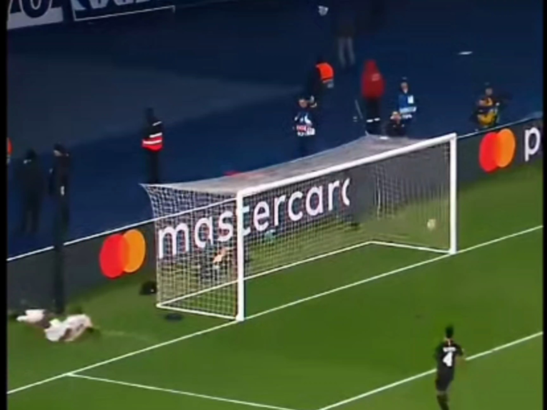 巴黎逆转晋级,欧冠赛场掀起波澜 巴黎逆转晋级,欧冠赛场掀起波澜