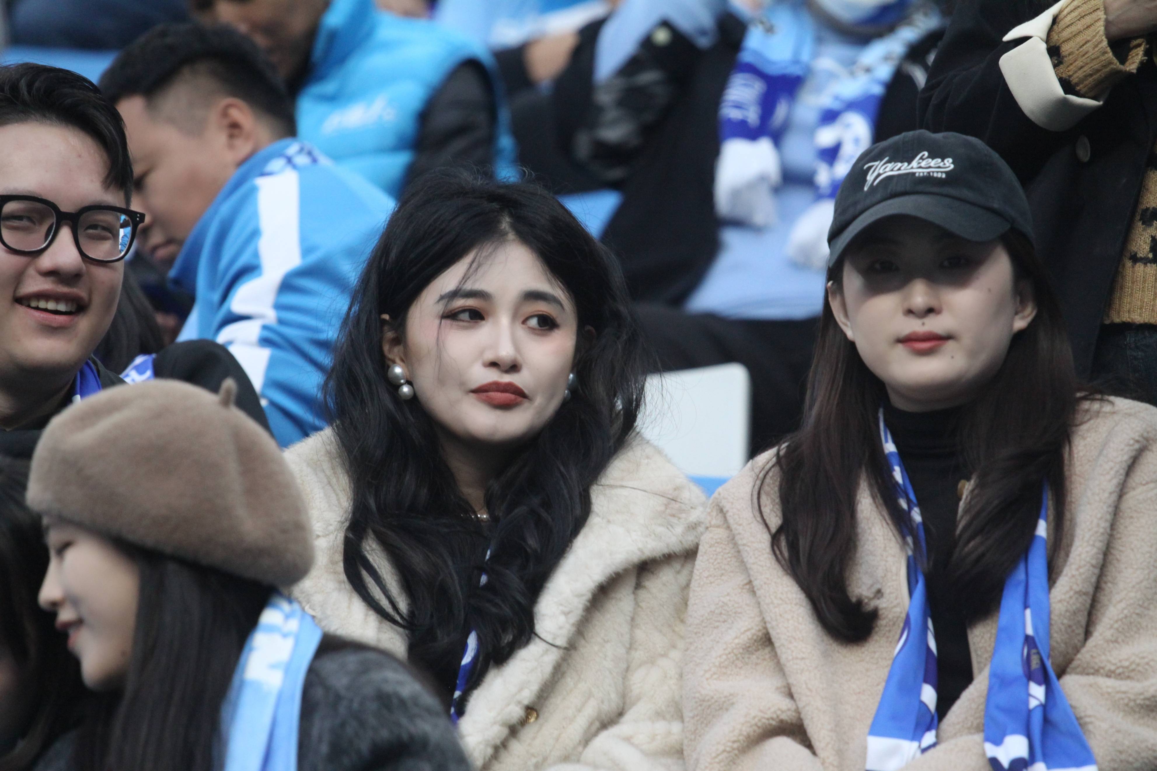 比赛现场气氛火爆,球迷热情高涨 比赛现场气氛火爆,球迷热情高涨