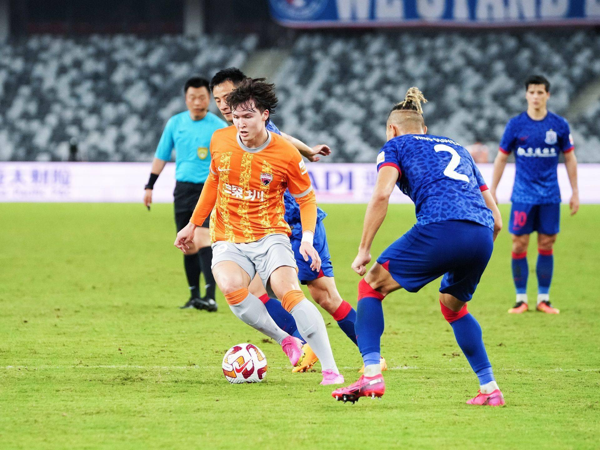 包含水晶宫主场难求一胜，困境难解的词条