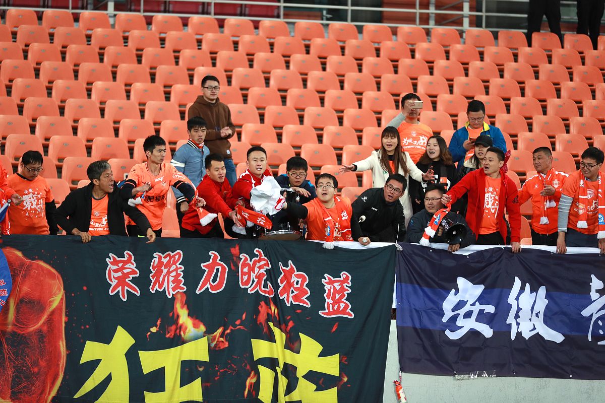 紧张刺激!球队意志坚定争夺胜利 紧张刺激!球队意志坚定争夺胜利