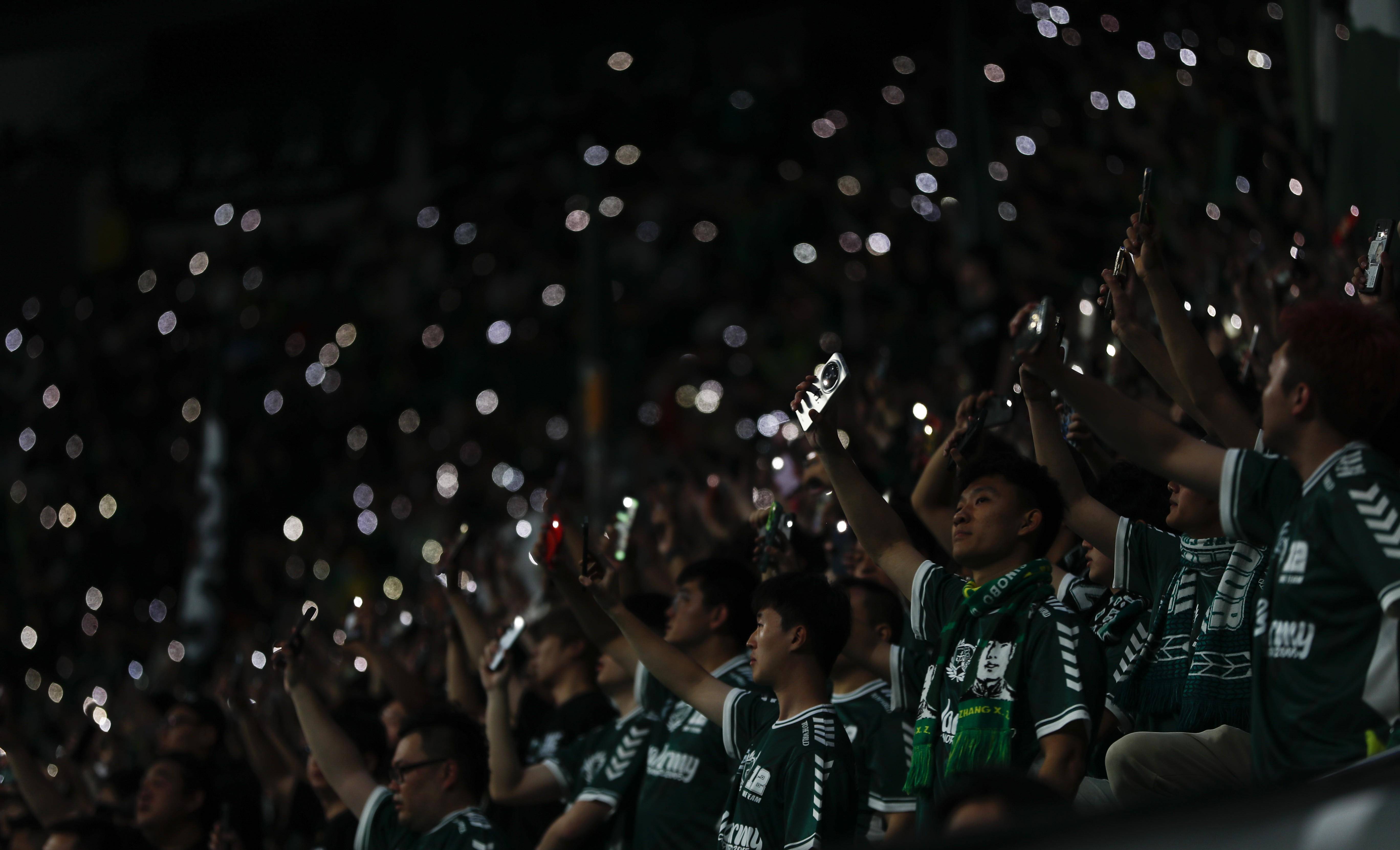 精彩纷呈的足球比赛吸引无数球迷关注 精彩纷呈的足球比赛吸引无数球迷关注