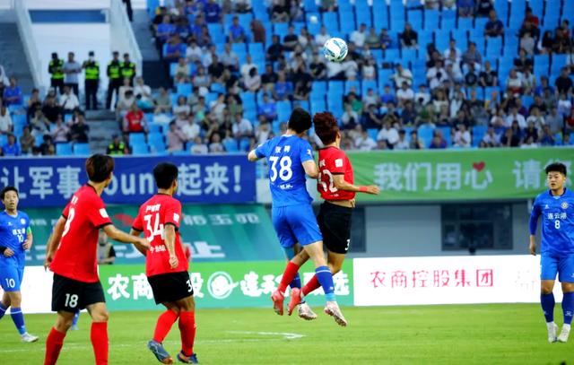 精彩纷呈的足球比赛吸引无数球迷关注 精彩纷呈的足球比赛吸引无数球迷关注