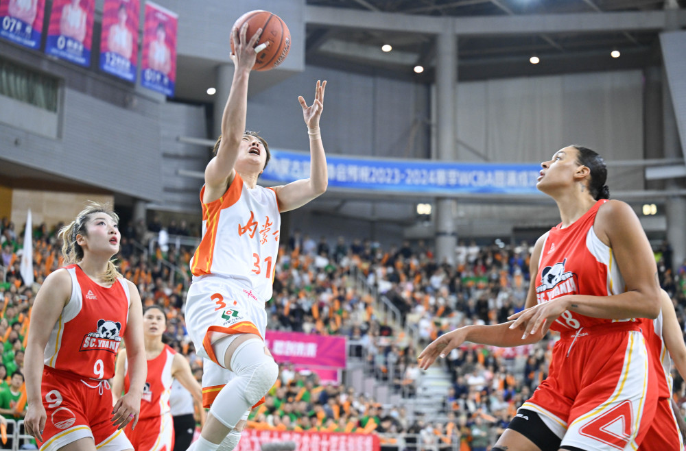 篮球赛季总决赛闪亮登场，球队全力以赴