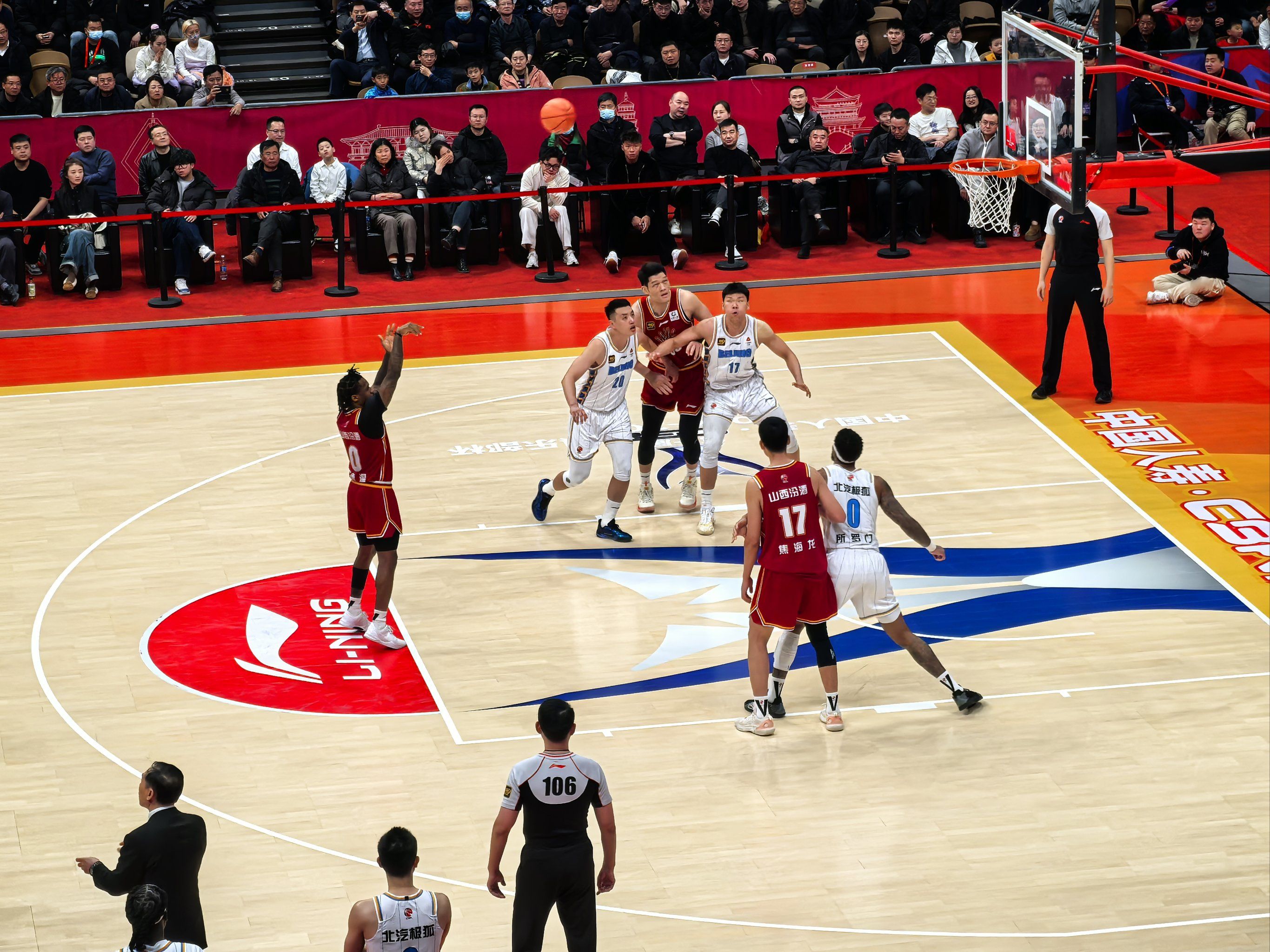 队员在比赛期间出色表现赢得了观众掌声 队员在比赛期间出色表现赢得了观众掌声