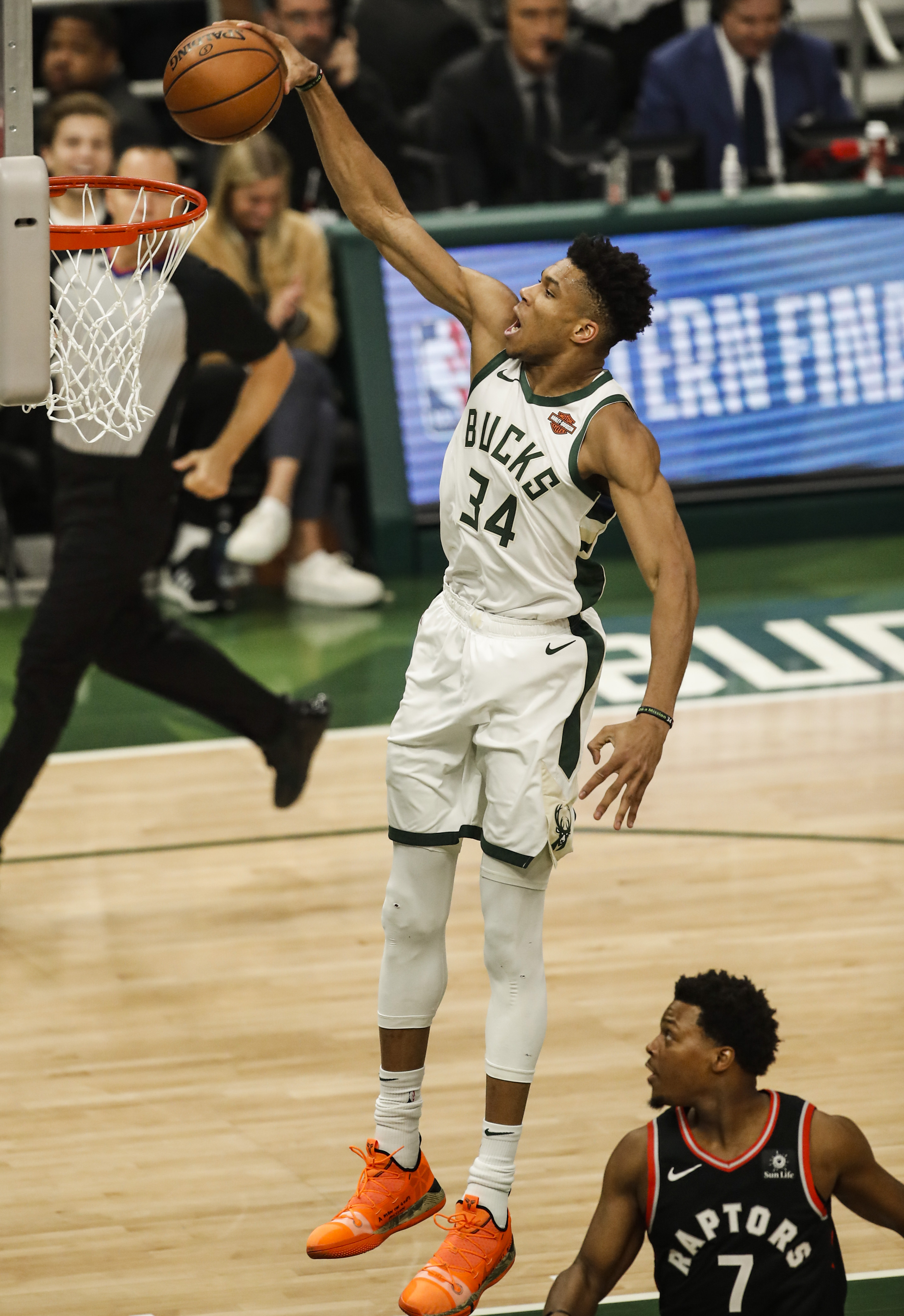 雄鹿横扫猛龙,保持不败势头 雄鹿横扫猛龙,保持不败势头