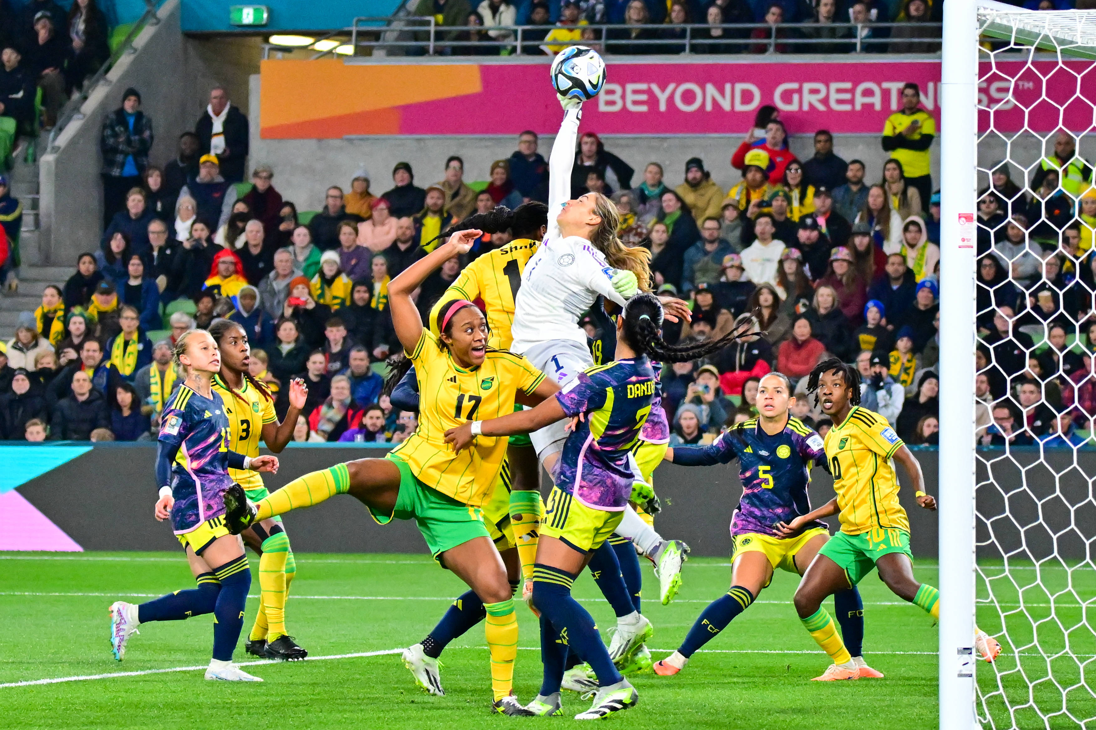 展翅高飞!泰国队战胜哥伦比亚队,成功晋级世界杯的简单介绍 展翅高飞!泰国队战胜哥伦比亚队,成功晋级世界杯的简单介绍