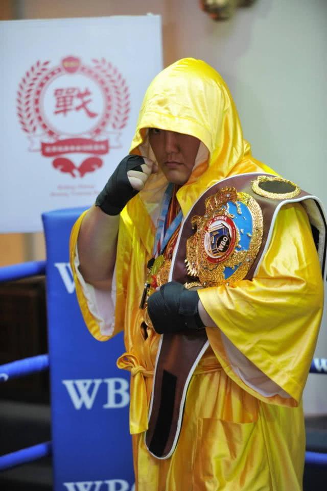 拳击选手全力出击比赛,备战心态平和 拳击选手全力出击比赛,备战心态平和