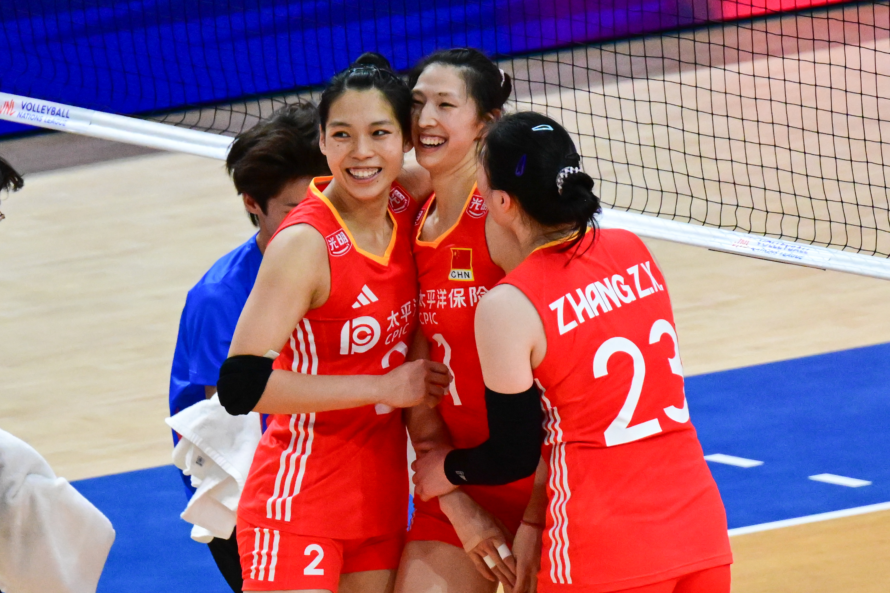 女子排球比赛:两队激战,谁能夺魁? 女子排球比赛:两队激战,谁能夺魁?