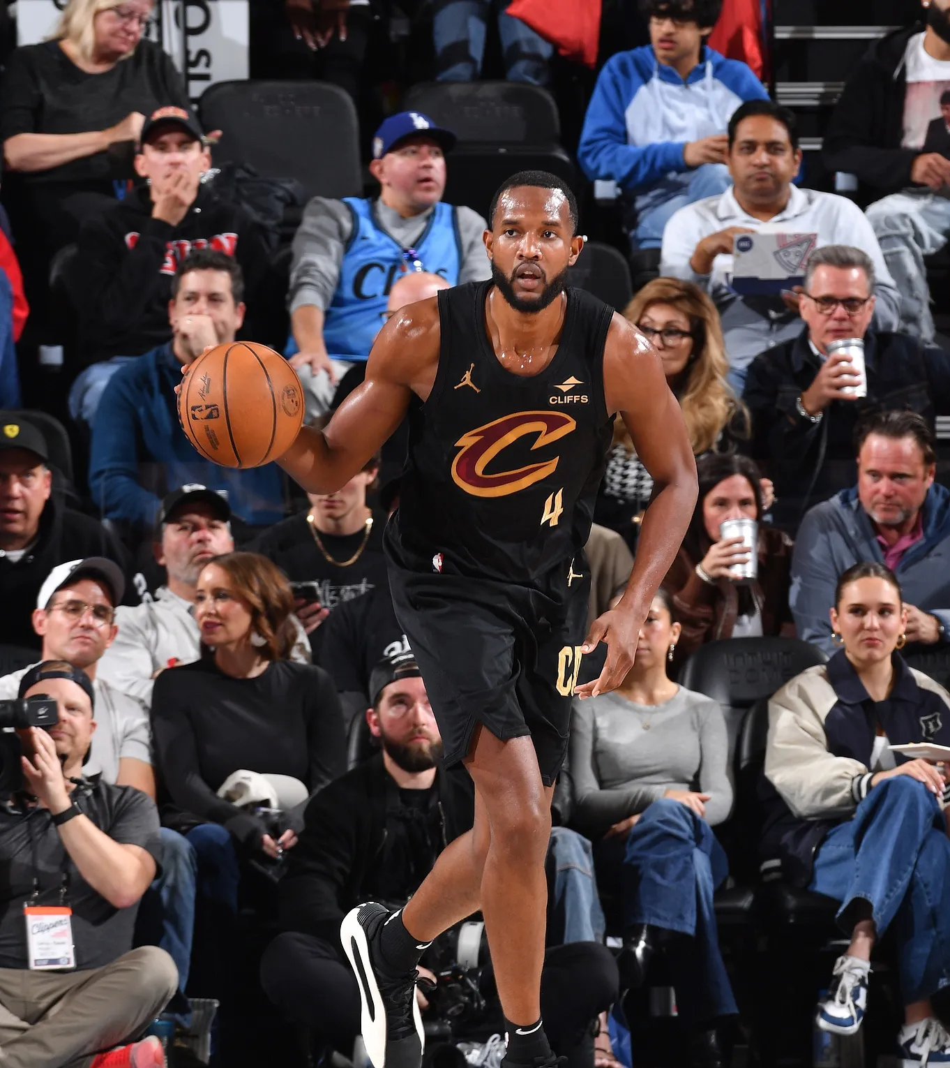 骑士遭遇连败，勇士轻松取胜