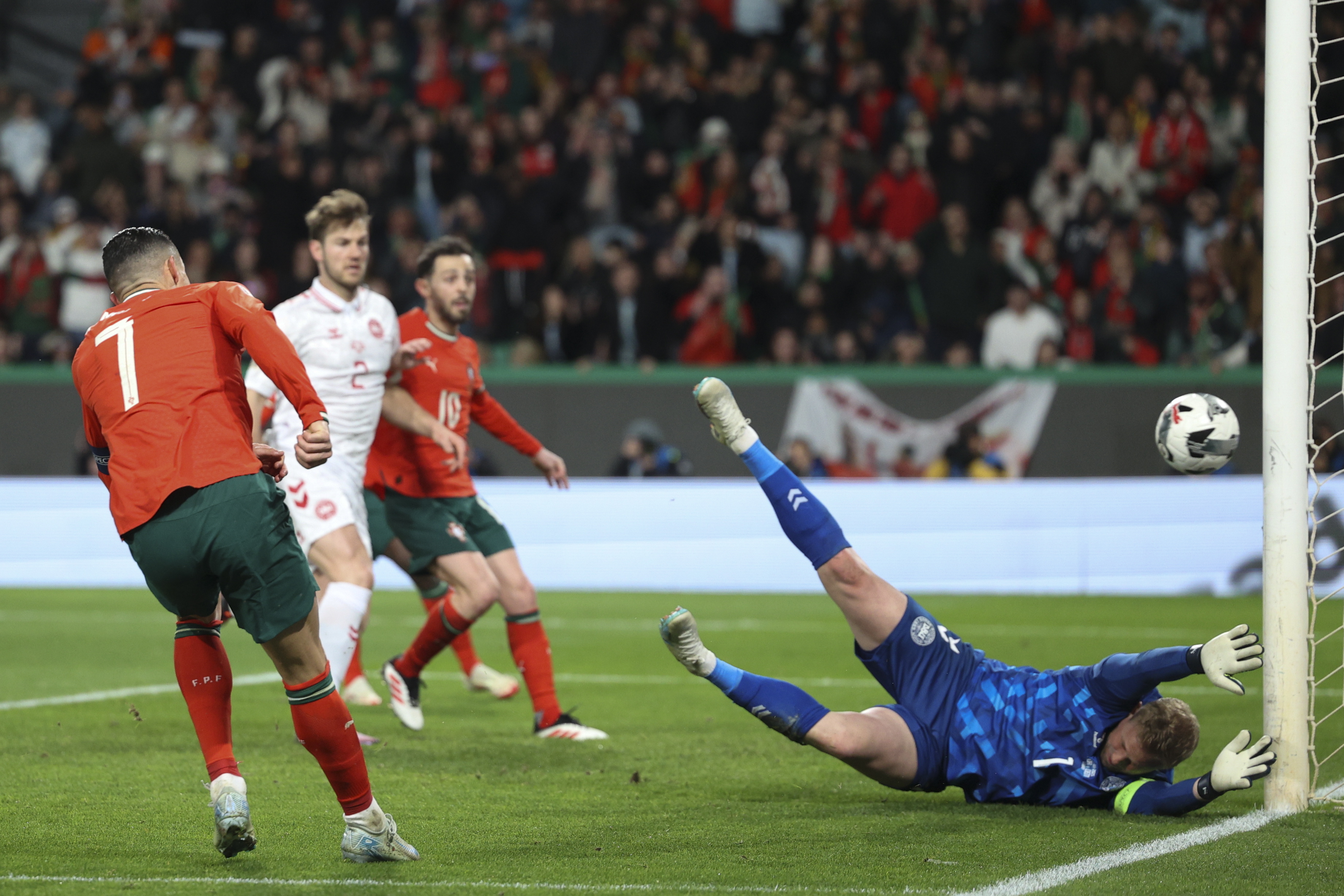 欧国联赛战绩大起大落,球员备战全力 欧国联赛战绩大起大落,球员备战全力