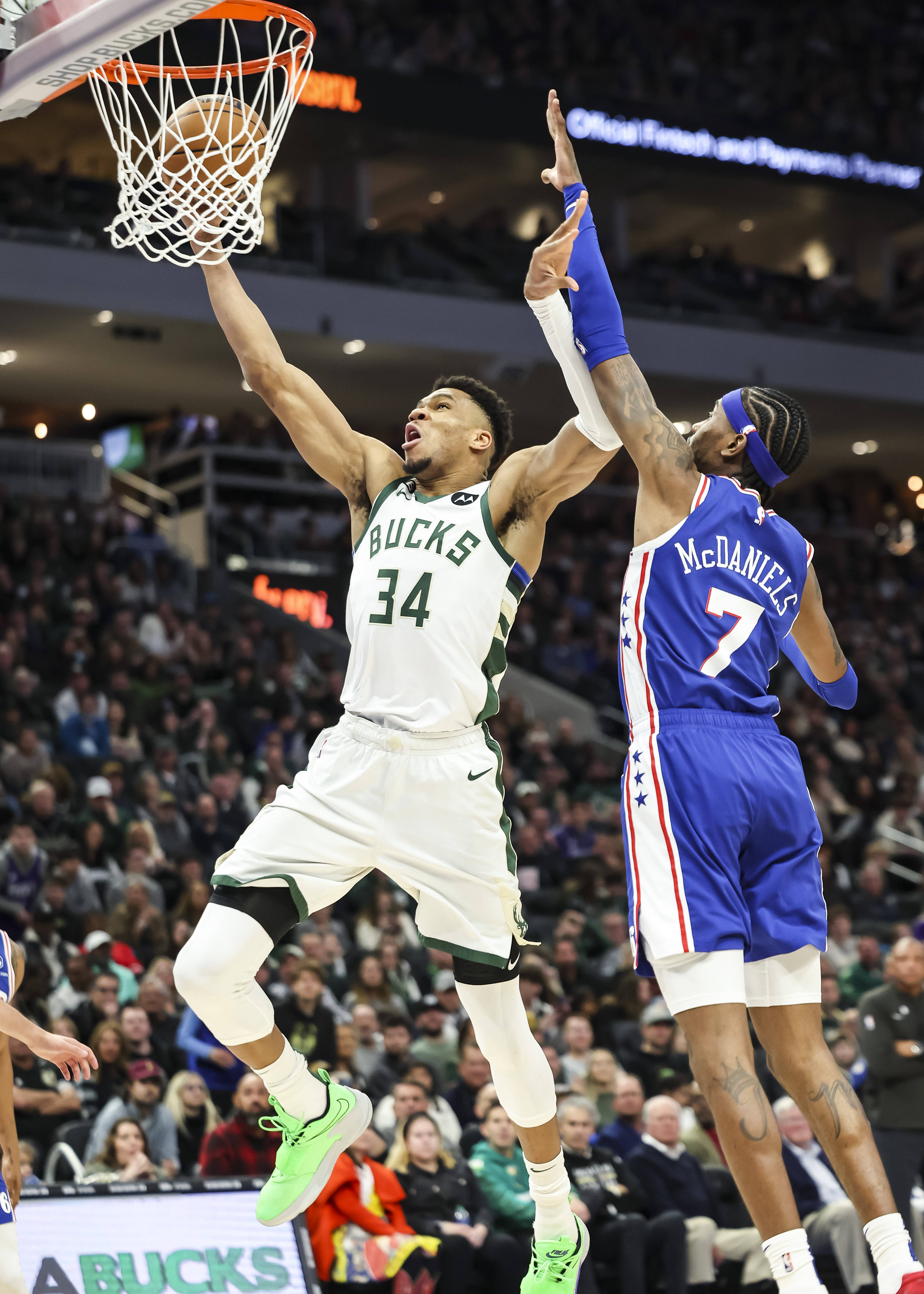 雄鹿战胜热火,米德尔顿绝杀帮助球队取胜 雄鹿战胜热火,米德尔顿绝杀帮助球队取胜