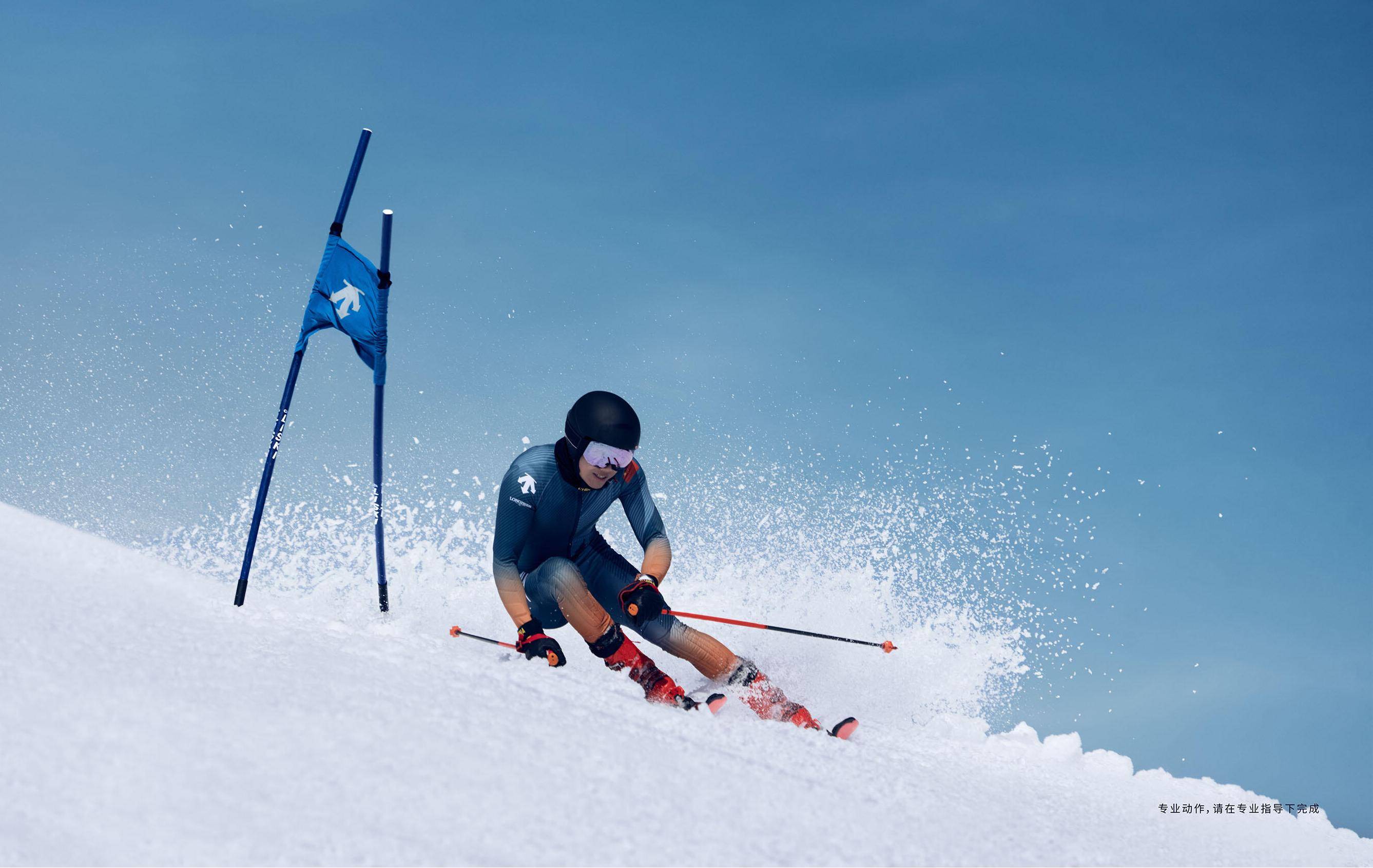 滑雪比赛选手速度奇快冲向终点 滑雪比赛选手速度奇快冲向终点