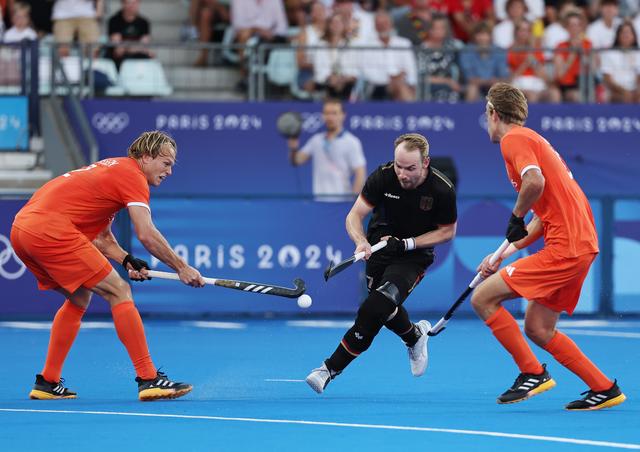 荷兰队迎战喀麦隆,胜者晋级 荷兰队迎战喀麦隆,胜者晋级