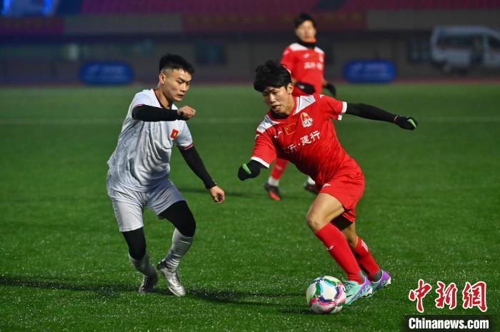 开云体育下载-娴熟球技！足球比赛中明星球员风采打动