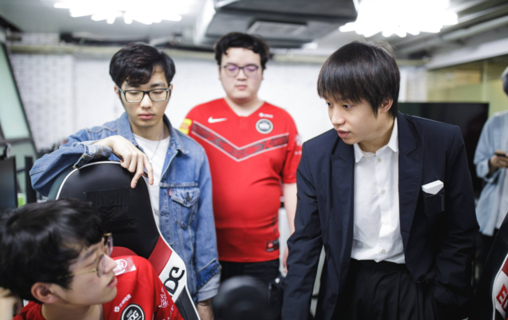 NS轻取FPX，Canyon单局斩获MVP激烈交锋成都决赛之夜，引爆全场热议的简单介绍