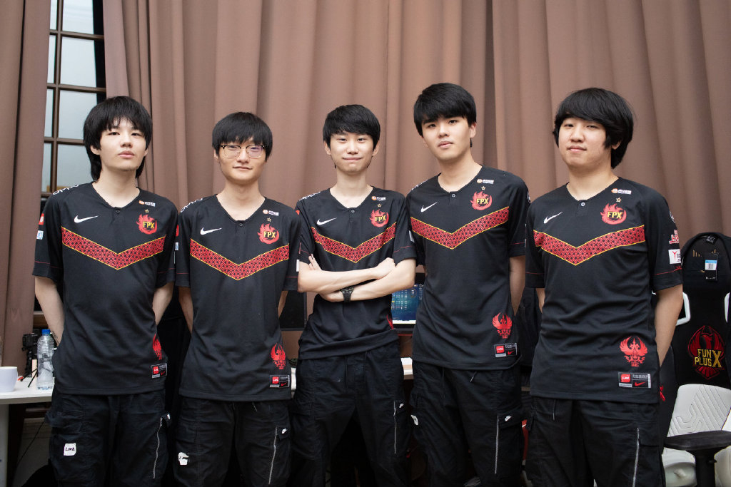 FPX绝杀KT，Kanavi拿下关键大龙激烈交锋小组赛，引爆全场热议的简单介绍