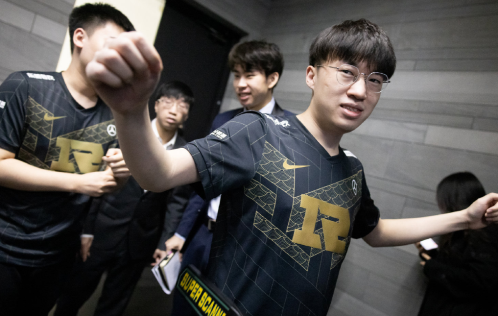 包含HKA险胜100T，Bin开启传奇时刻激烈交锋成都决赛之夜，让粉丝疯狂欢呼的词条