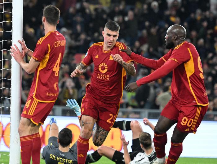 乌迪内斯队员积极拼抢,力克对手赢得比赛 乌迪内斯队员积极拼抢,力克对手赢得比赛