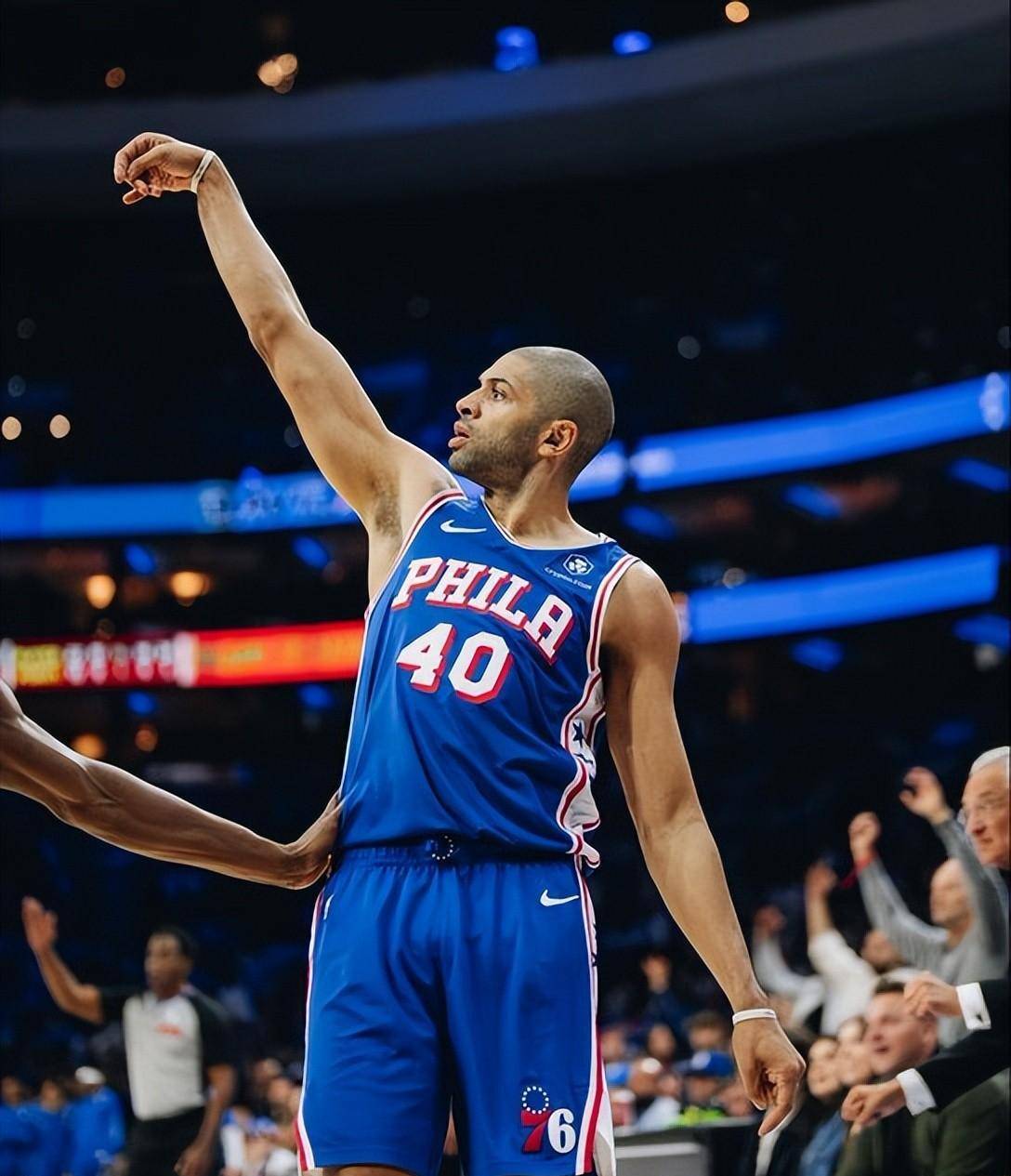 76人队主场击败黄蜂队晋级季后赛