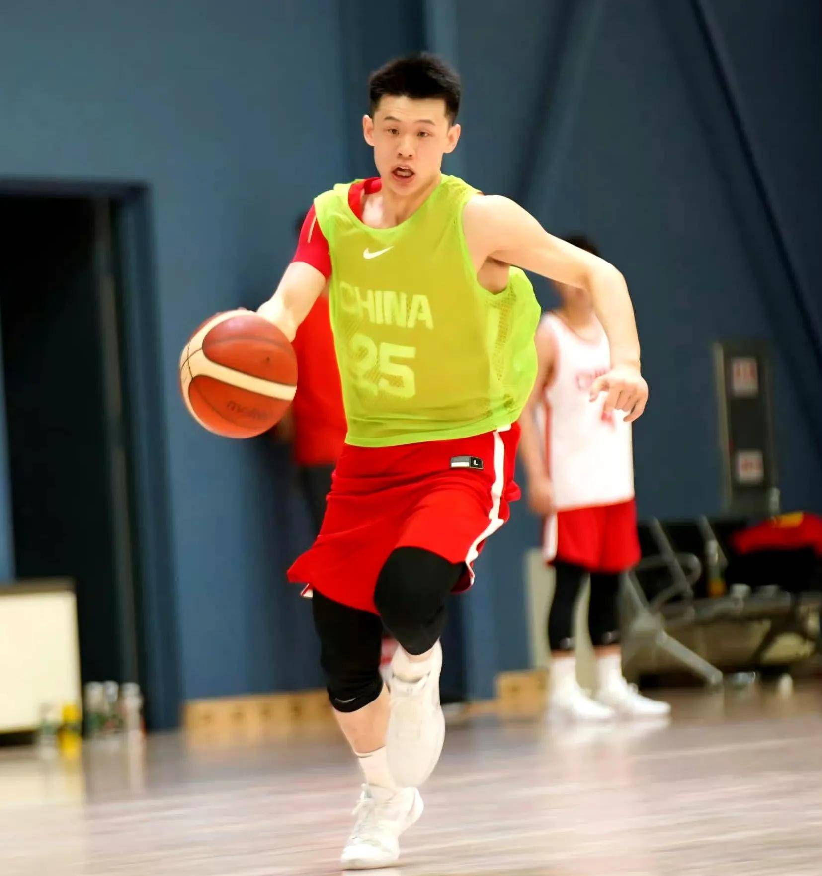 深圳队迎来湖南男篮挑战,激烈角逐即将展开 深圳队迎来湖南男篮挑战,激烈角逐即将展开