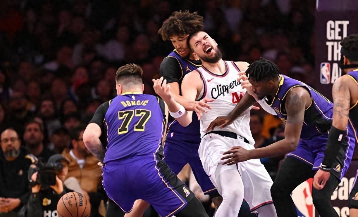 开云体育官网-快船队多名球员受伤，季后赛前路难以预料