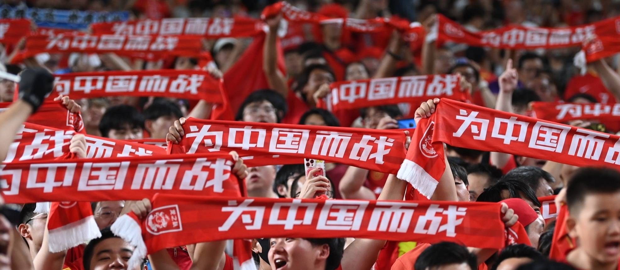 强队对决震撼赛场,球迷热情高涨 强队对决震撼赛场,球迷热情高涨