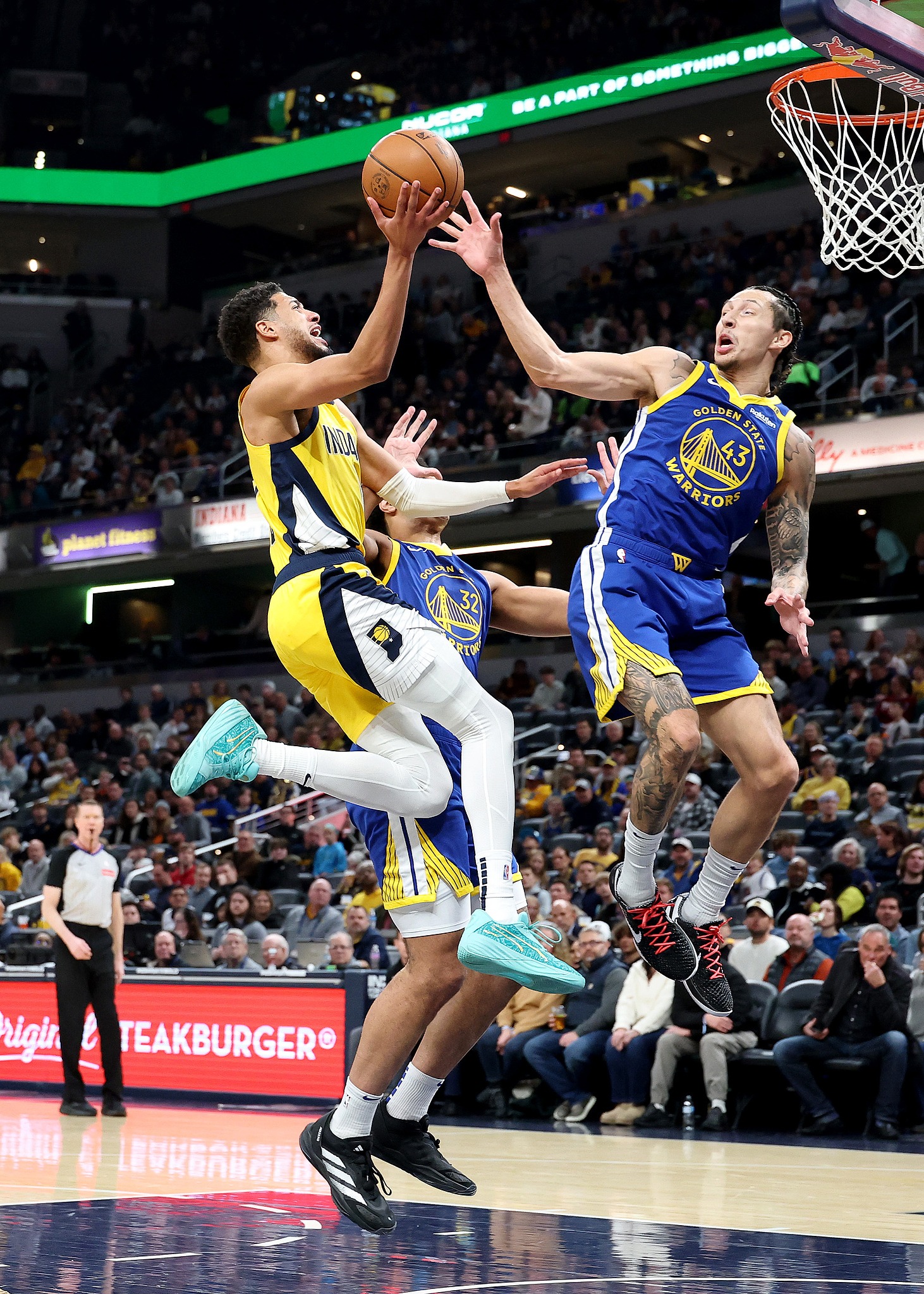 勇士队奋力比赛,争取进入下一轮 勇士队奋力比赛,争取进入下一轮