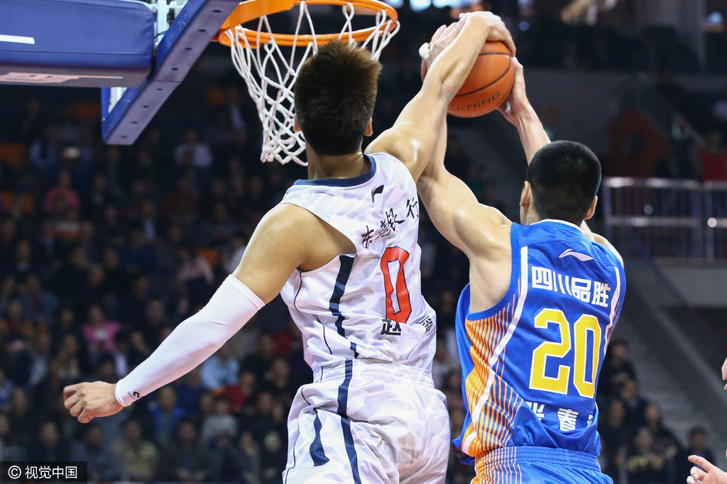 四川队险胜灰熊,易建联带队取胜 四川队险胜灰熊,易建联带队取胜