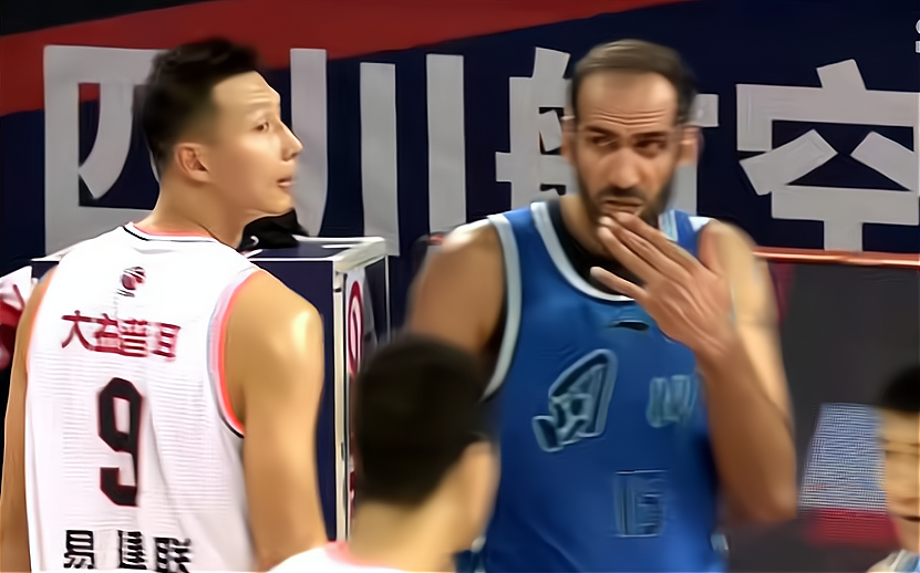 四川队险胜灰熊,易建联带队取胜 四川队险胜灰熊,易建联带队取胜