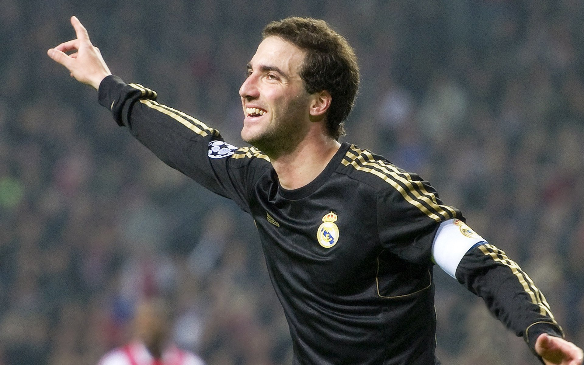 跨联赛制霸！广东队力克马刺，浓眉关键一锤定音